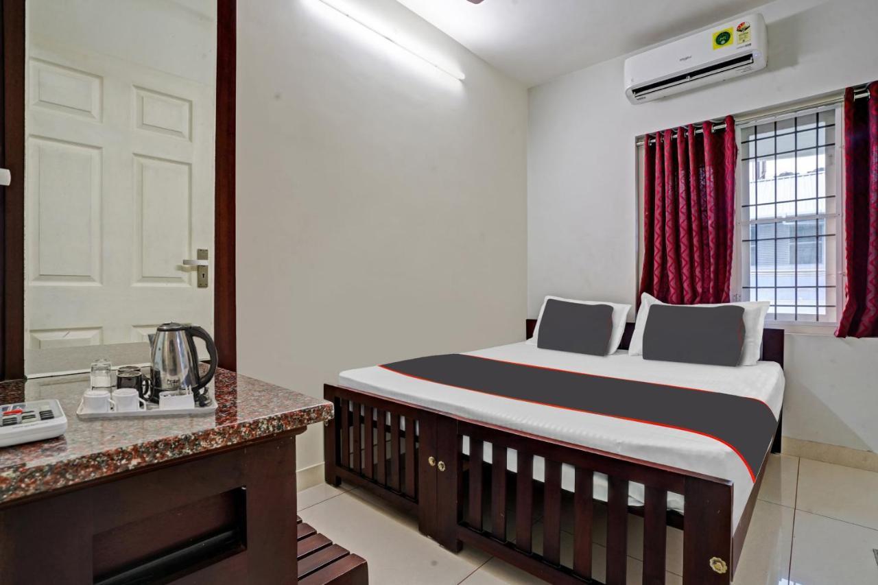 Collection O White House Pearl Hotell Kochi Exteriör bild