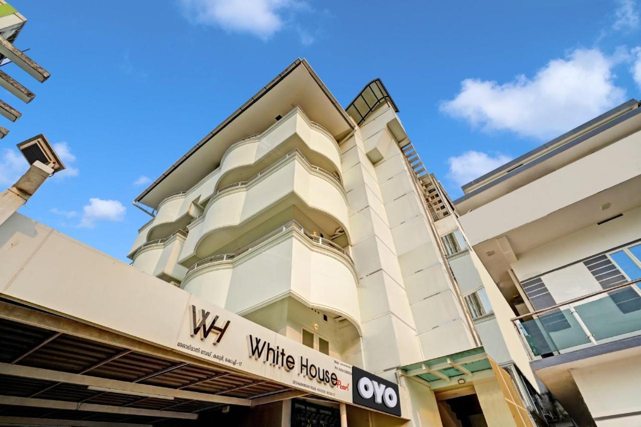 Collection O White House Pearl Hotell Kochi Exteriör bild